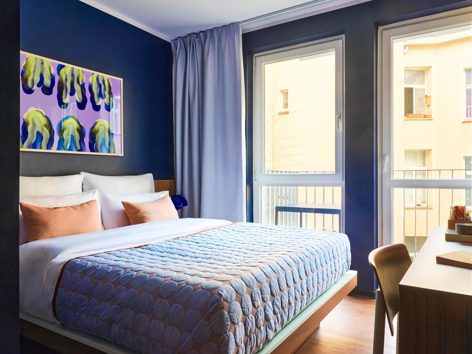 Zimmer Medium mit Balkon